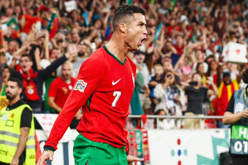 Ronaldo lập siêu phẩm 'ngả bàn đèn', Bồ Đào Nha thắng to