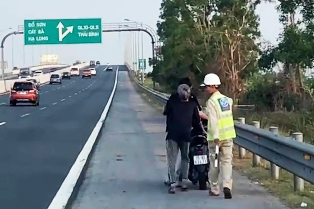 Bản tin cuối ngày 17/11: Đi xe vào cao tốc, thanh niên trình bày do Google map