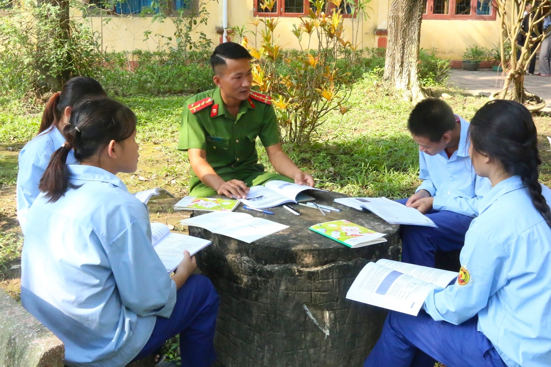 Món quà giản dị nhưng ý nghĩa của học trò gửi tặng giáo viên trường giáo dưỡng