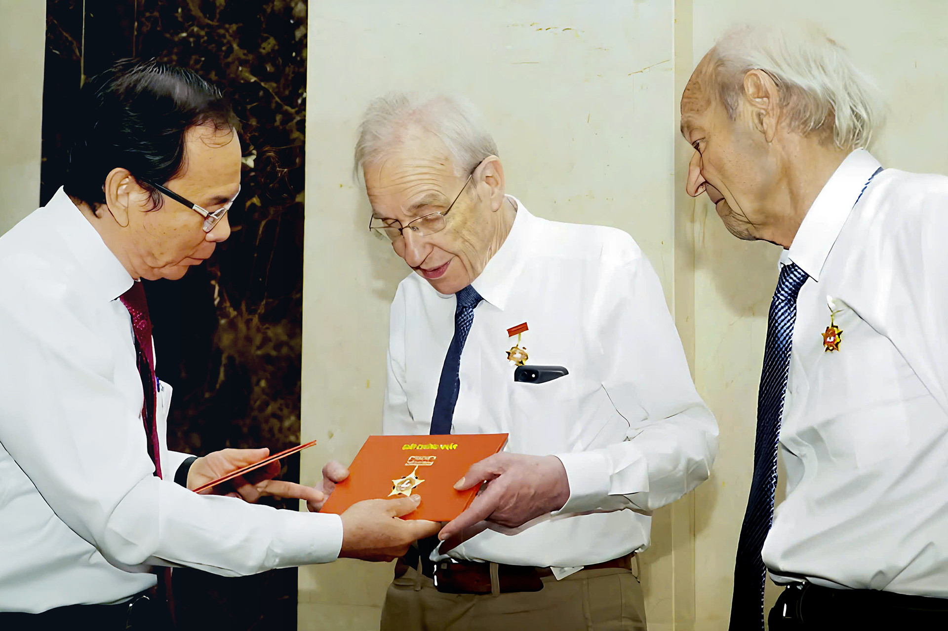 cong dan thuy si 90693.jpg