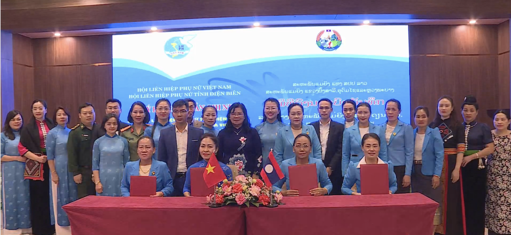 Phụ nữ tỉnh Điện Biên tặng quà, trao hỗ trợ sinh kế cho hội viên phụ nữ nghèo của Lào