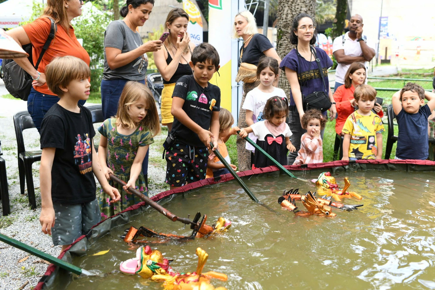 Người dân Brazil say mê nặn tò he và thưởng thức 'đặc sản' rối nước Việt Nam