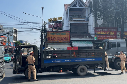 Va chạm với xe tải, một học sinh tử vong thương tâm