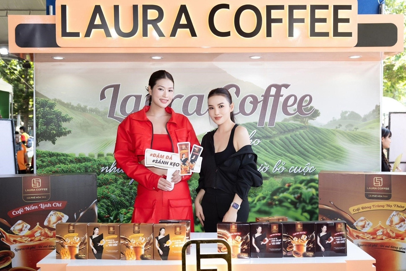 Giải chạy Strong Vietnam: Laura Coffee tiếp năng lượng cho hoa hậu, nam vương