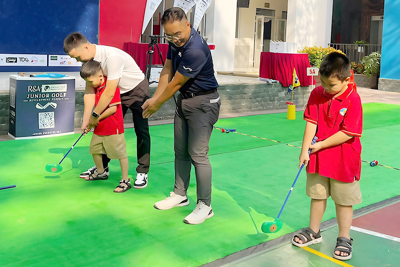 Trường tiểu học công lập đầu tiên ở Hà Nội dạy golf miễn phí