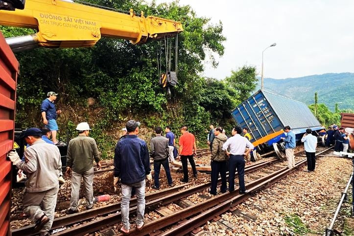 Bản tin sáng 2/11: Tàu hàng bị trật bánh khi qua đèo Hải Vân ở Đà Nẵng