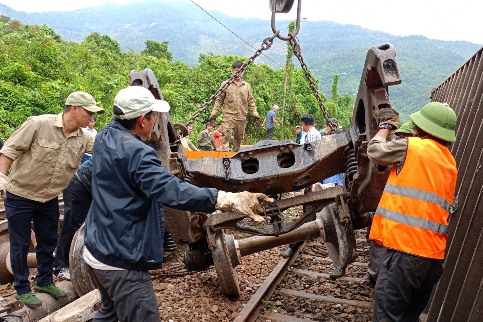 Hiện trường vụ tàu hàng bị trật bánh khi qua đèo Hải Vân