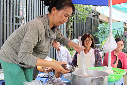 Món chè được bán 2 ngày trong tháng, nổi tiếng vì có tên gọi 'bốc mùi' ở TPHCM