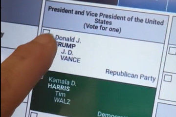 Video cử tri Mỹ ‘vô tình’ bầu cho bà Harris dù đã chọn ông Trump