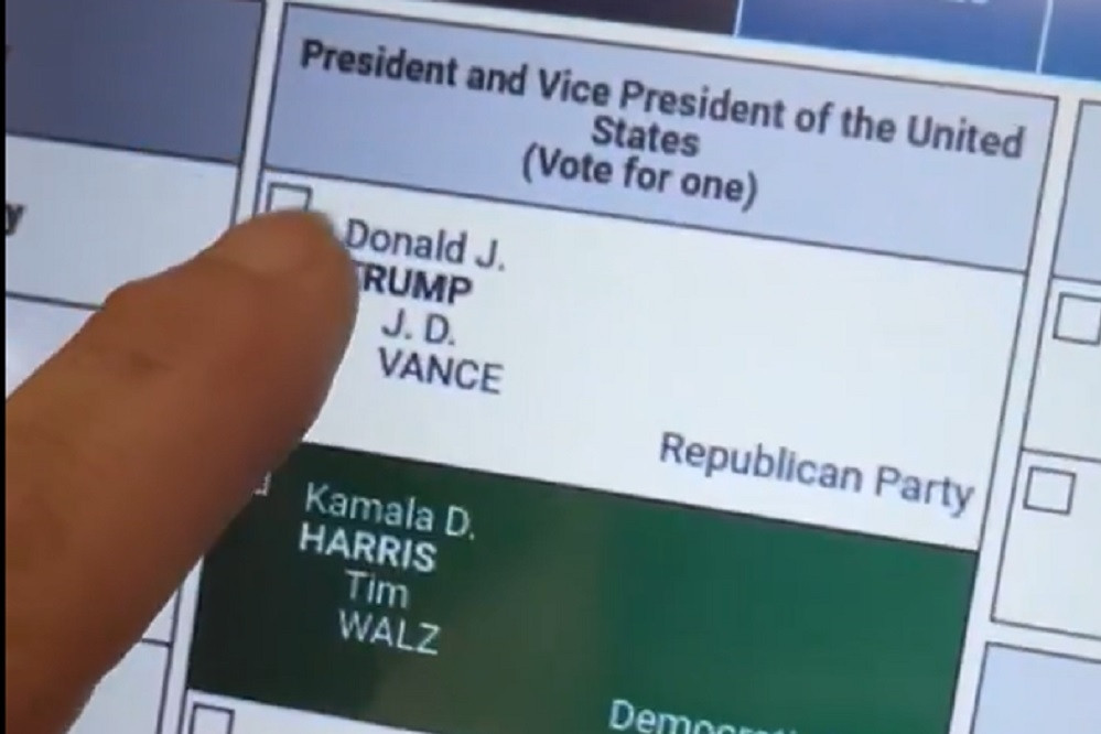Video cử tri Mỹ ‘vô tình’ bầu cho bà Harris dù đã chọn ông Trump