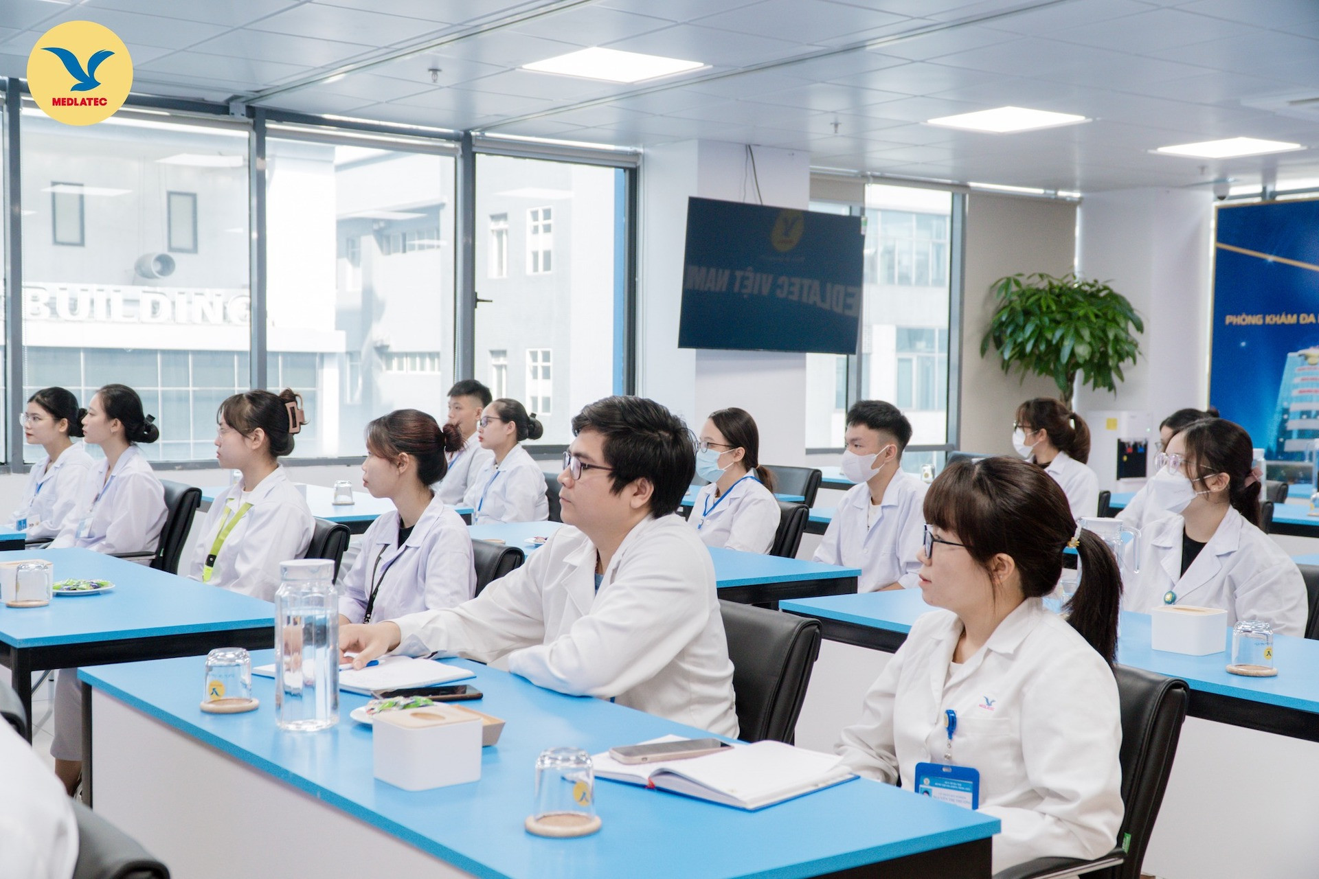 4 hoc vien lang nghe chuyen gia giang day.jpg