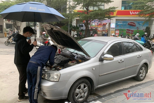 Thợ sửa xe đến cứu ô tô nằm đường, xong việc lấy 300 nghìn liền bị nói 'lùa gà'