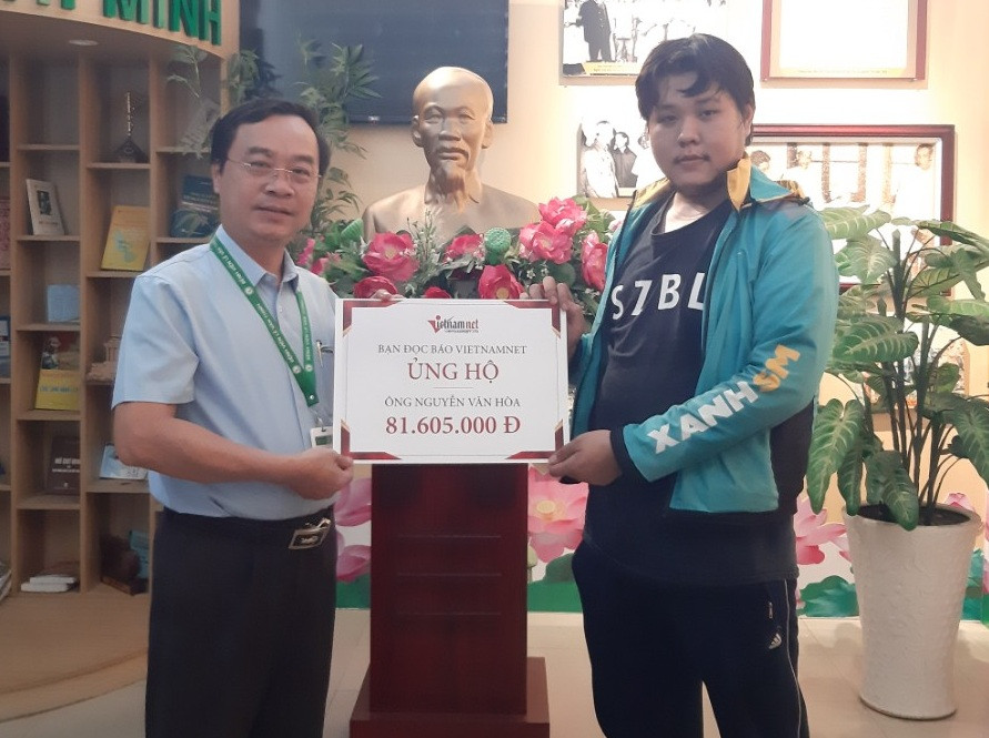 trao tiền Nguyễn Văn Hòa (1).jpg