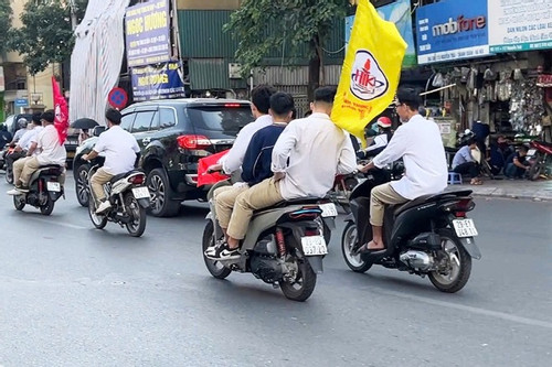 Vụ học sinh 'đầu trần' điều khiển mô tô ở Hà Nội: Lập biên bản xử phạt phụ huynh