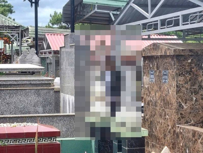 treo co canh mo cha trong nghia trang 85221.jpg