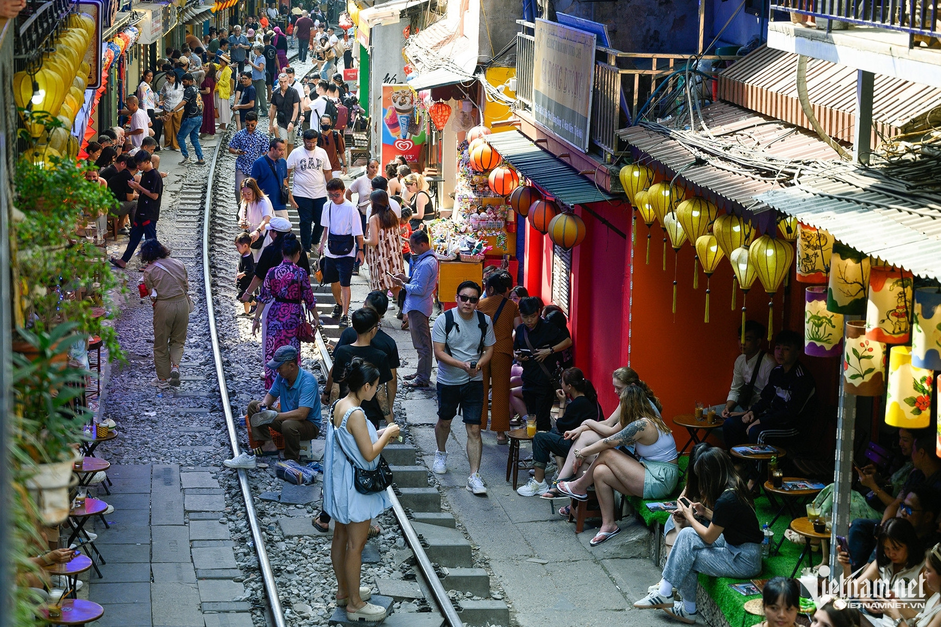 Bản tin trưa 22/11: Phố cà phê đường tàu Hà Nội lại đông đúc, khách Tây trèo rào chụp ảnh