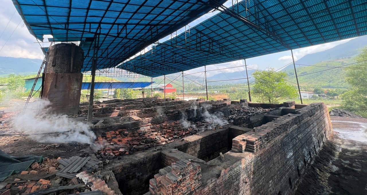 Người dân kêu trời vì lò luyện than cốc xả khói gây ô nhiễm