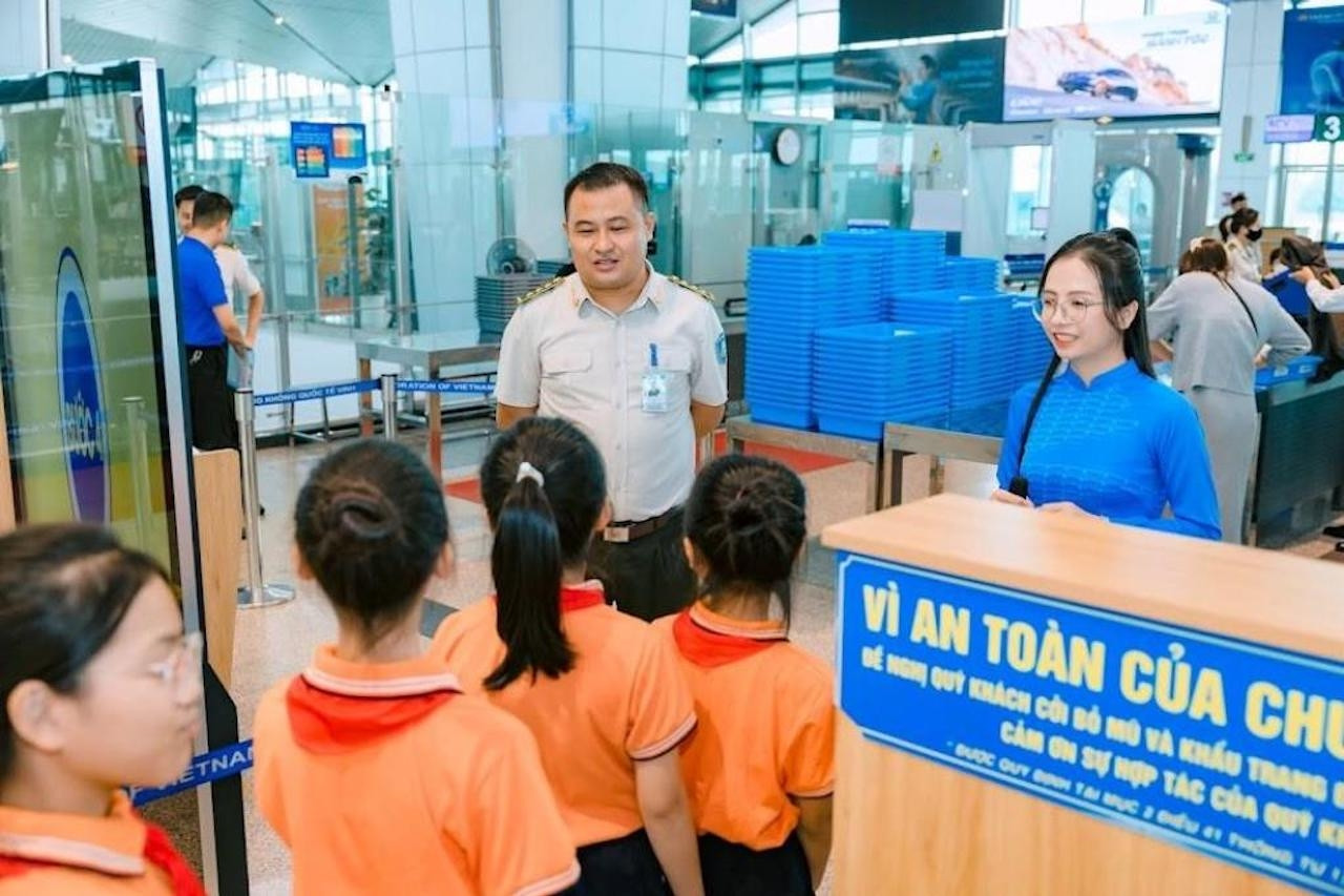 Tuyên truyền pháp luật an toàn hàng không cho học sinh Nghệ An