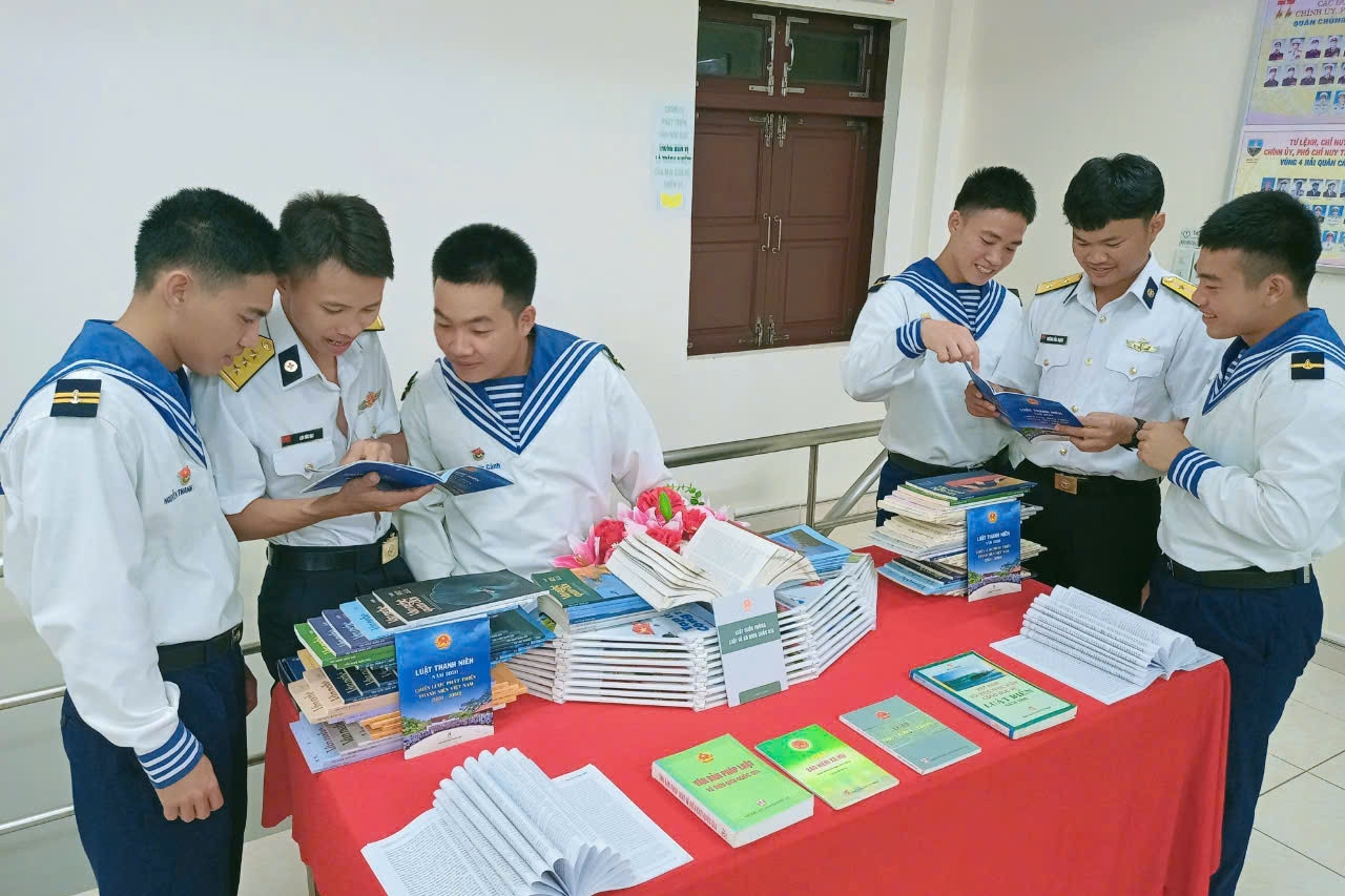 Vùng 4 Hải quân: Tăng cường nhận thức pháp luật cho cán bộ, chiến sĩ và nhân dân