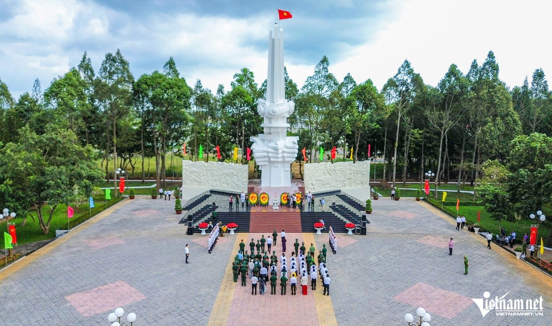 W-Tượng đài chiến thắng Bình Giã.jpg