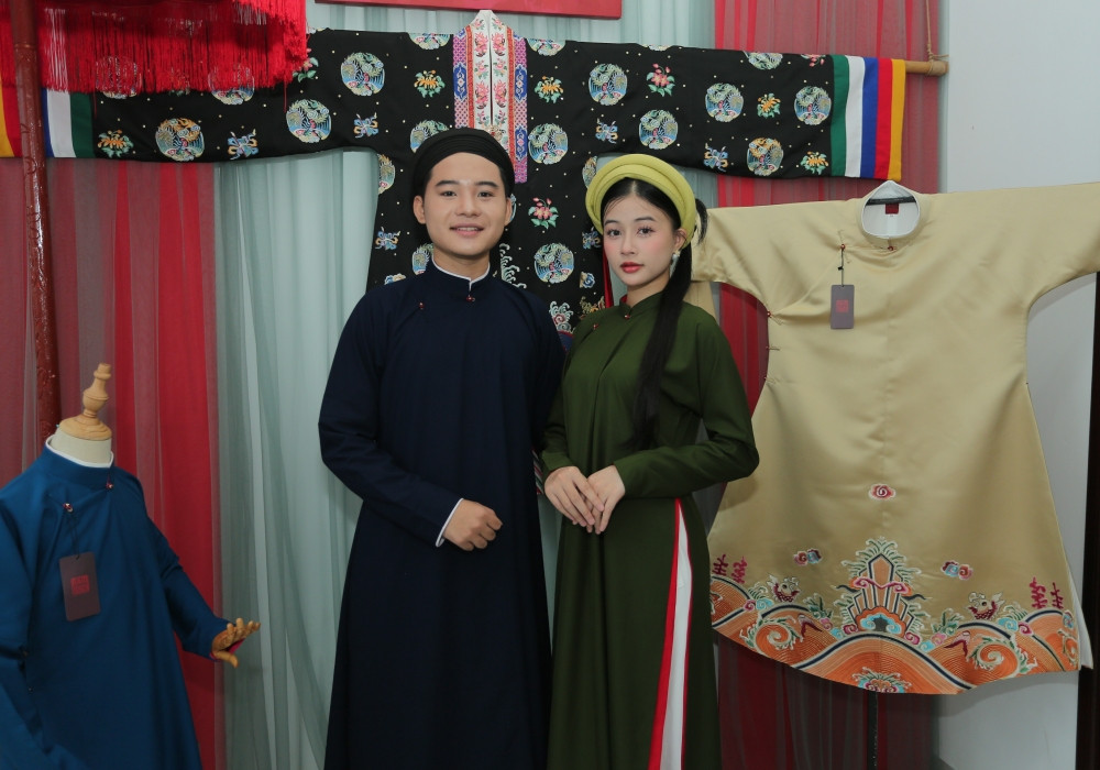 batch_06  Nhiều bạn trẻ thích thú mặc áo dài ngũ thân chụp ảnh tại sự kiện.jpg