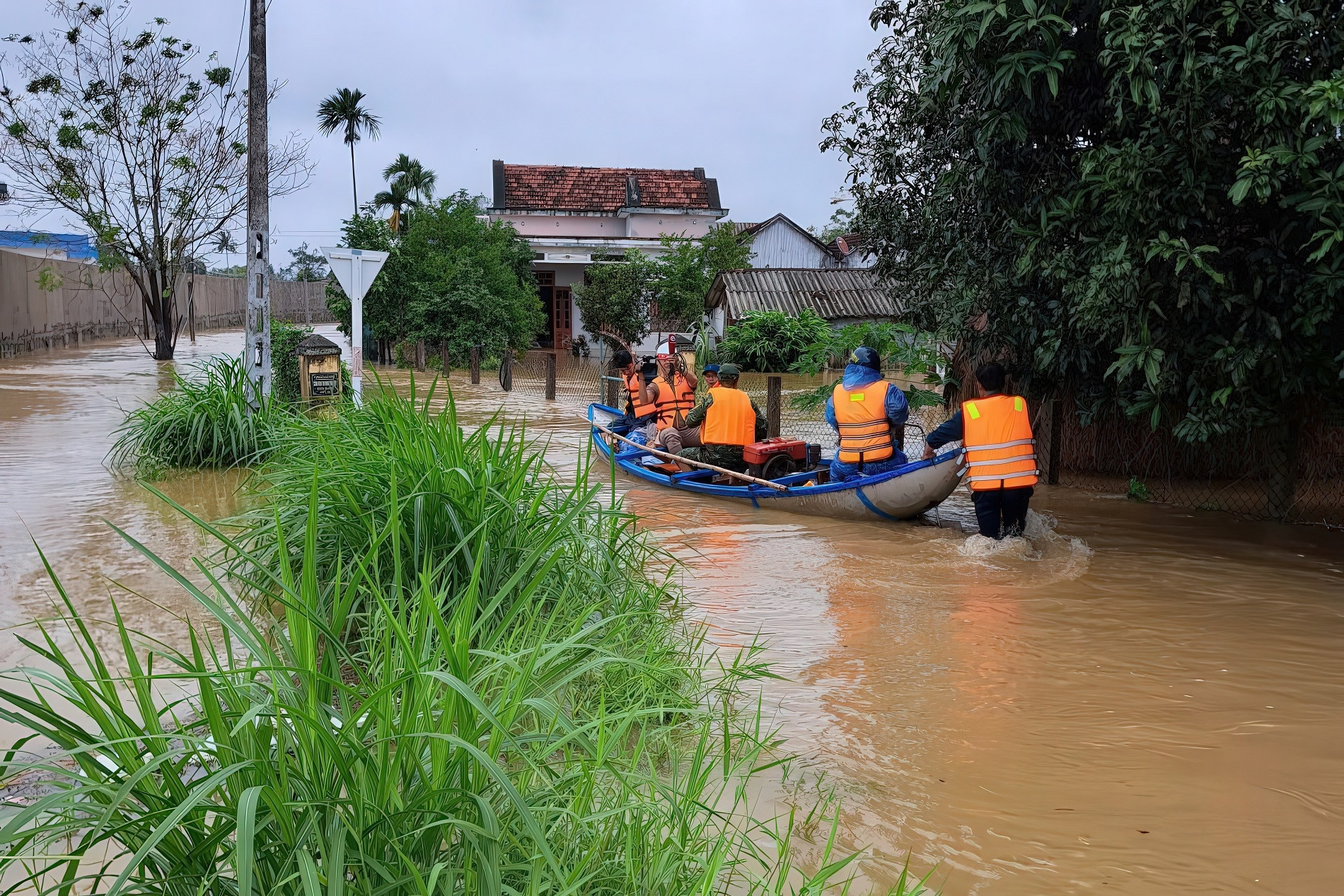 Nước lũ dâng cao khiến nhiều nơi bị ngập sâu, Quảng Ngãi ra công điện khẩn