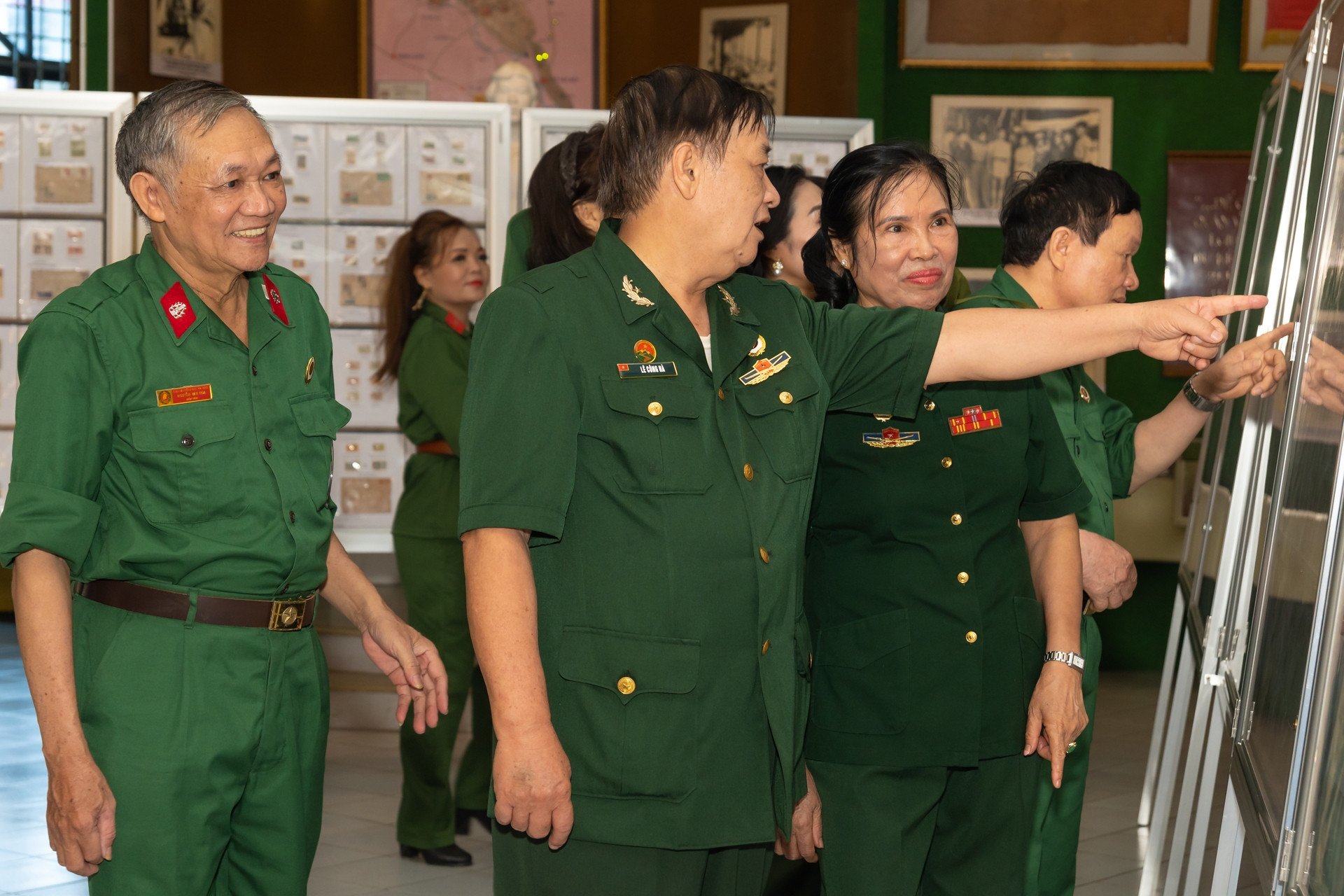 Triển lãm tem bưu chính và kỷ vật cách mạng ‘Mãi mãi xứng danh Bộ đội Cụ Hồ’