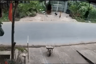 Bé trai 3 tuổi thoát chết thần kỳ sau va chạm với xe khách ở Hà Giang