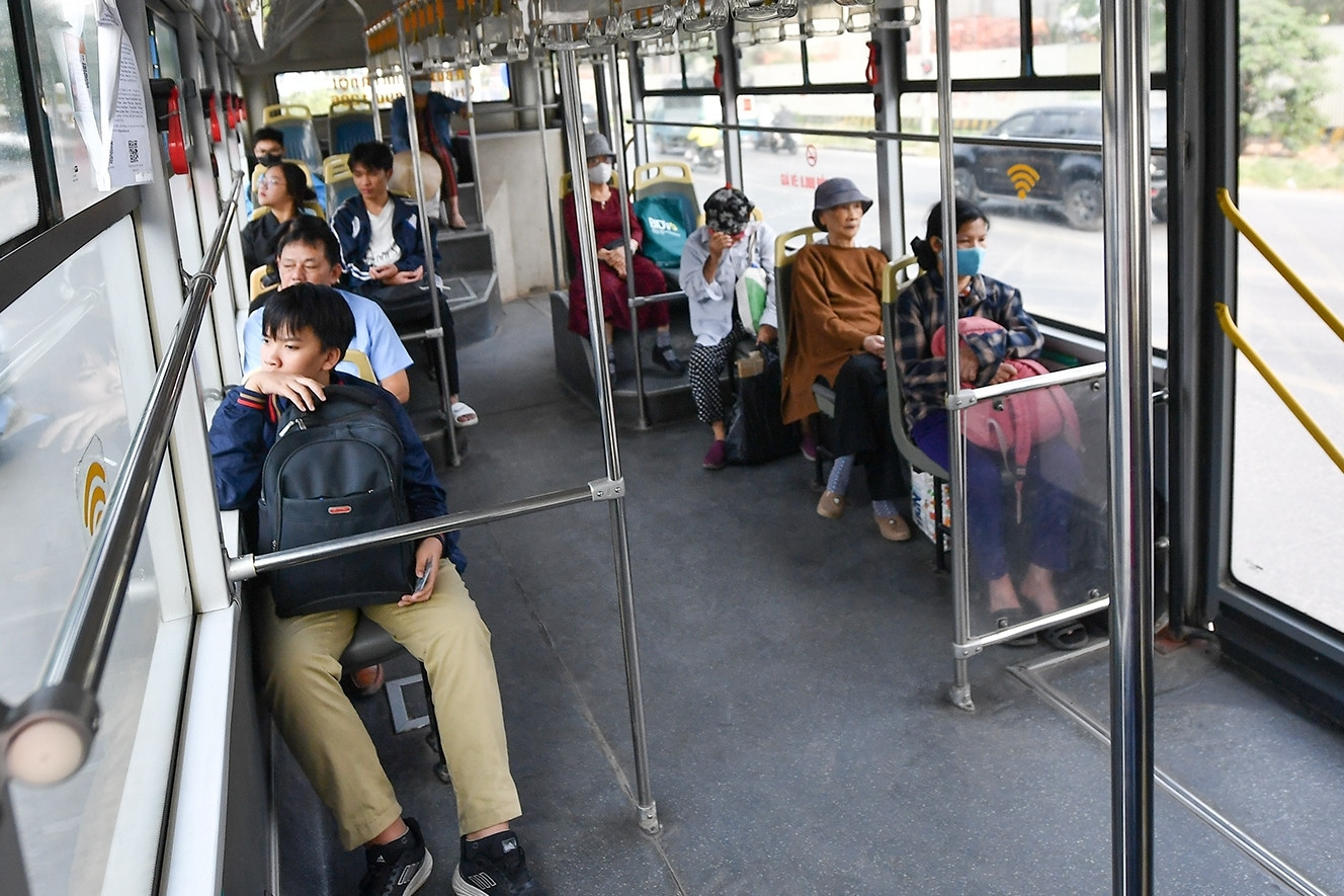 Cảnh thưa vắng trên xe buýt nhanh BRT và nhà chờ