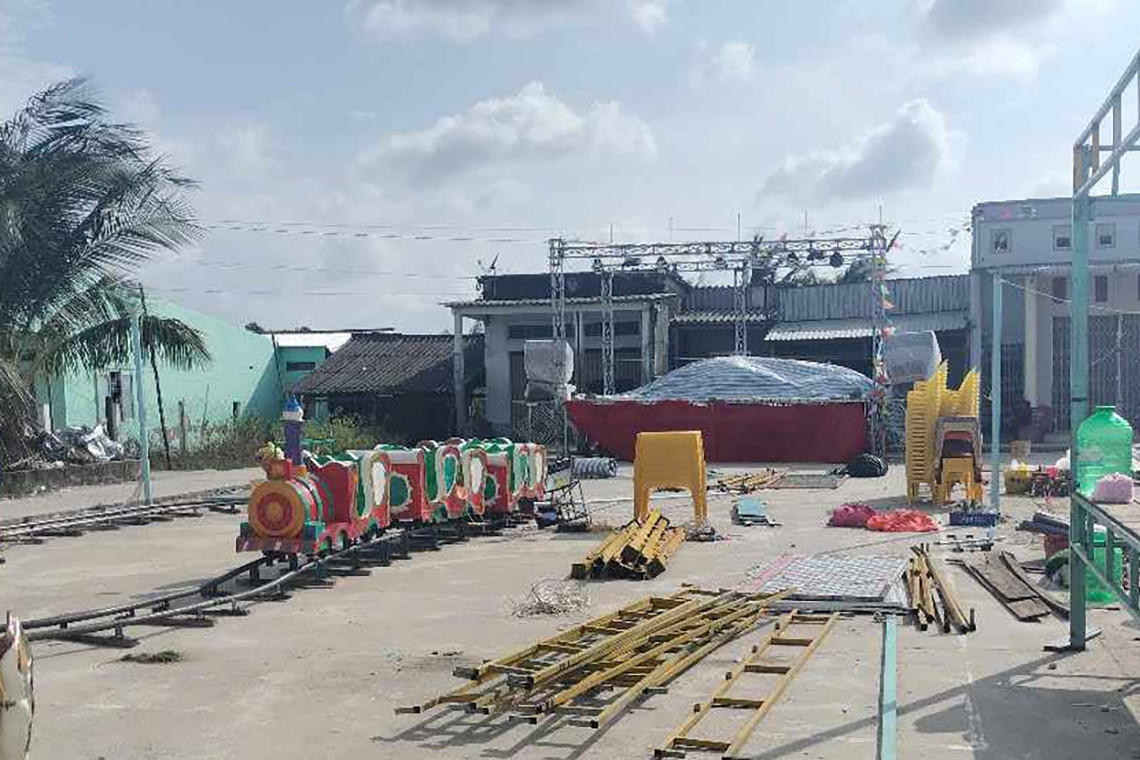 Leo lên sân khấu đoàn lô tô, cháu bé 12 tuổi bị điện giật tử vong