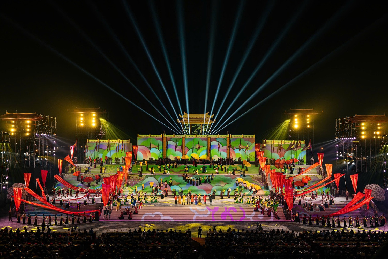 Màn diễn chương hội tụ với các loại hình nghệ thuật truyền thống hội tụ.jpg