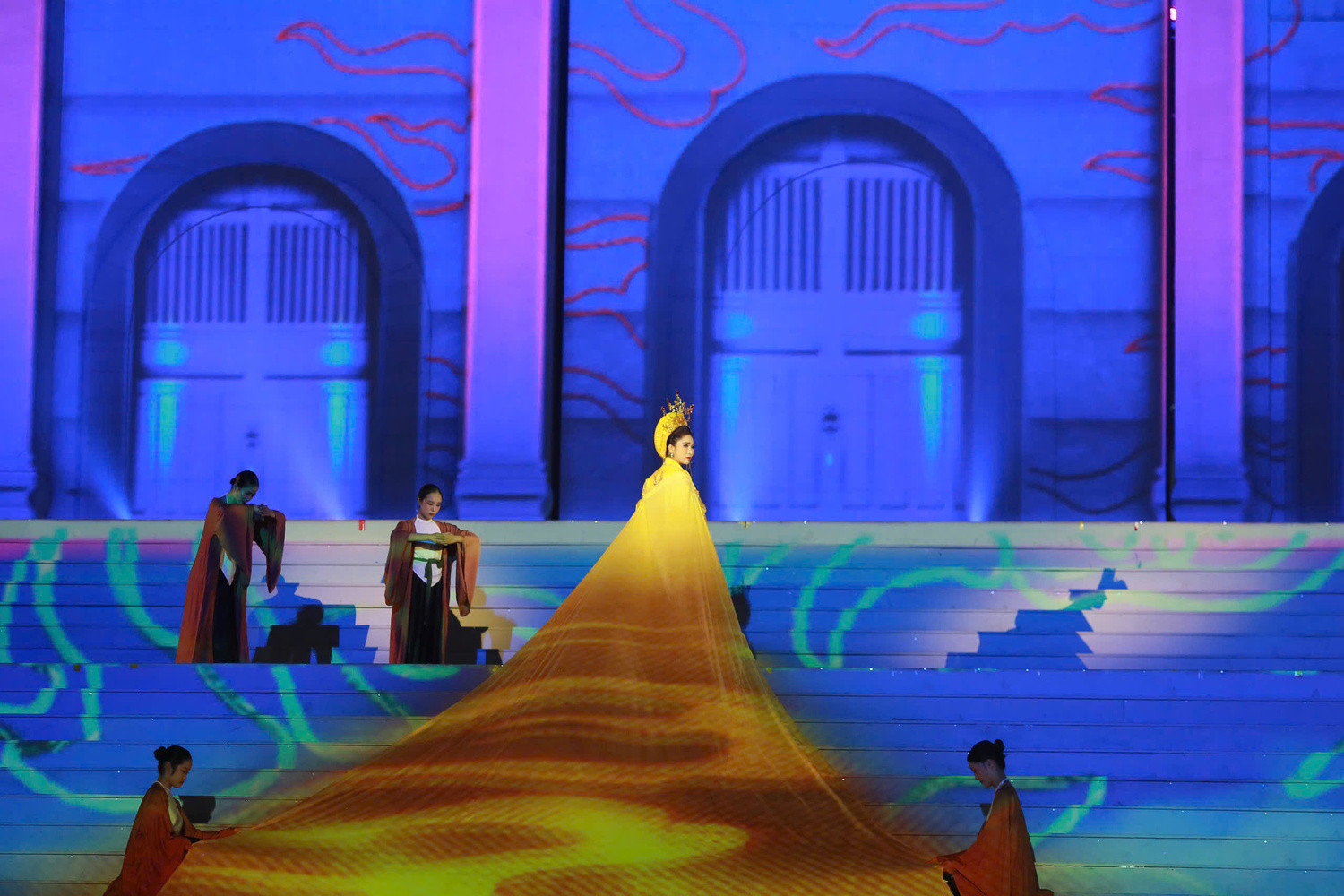 NSƯT Như Huỳnh tái hiện hình ảnh Thái hậu Dương Vân Nga.jpg