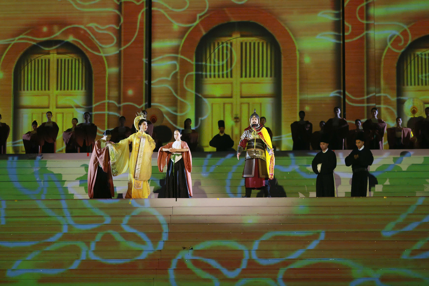 Tái hiện hình ảnh Thái hậu Dương Vân Nga trao long cổn cho tướng Lê Hoàn.jpg