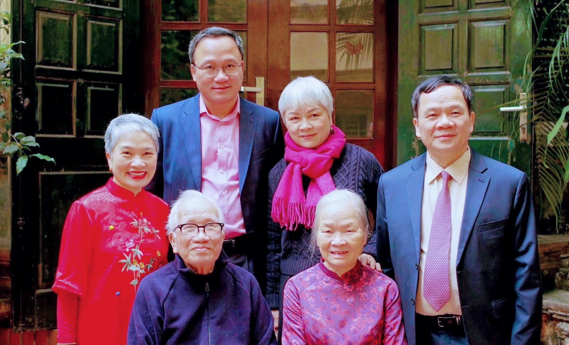 TRung tướng Khuất Duy Tiến cùng vợ và 4 người con.jpg