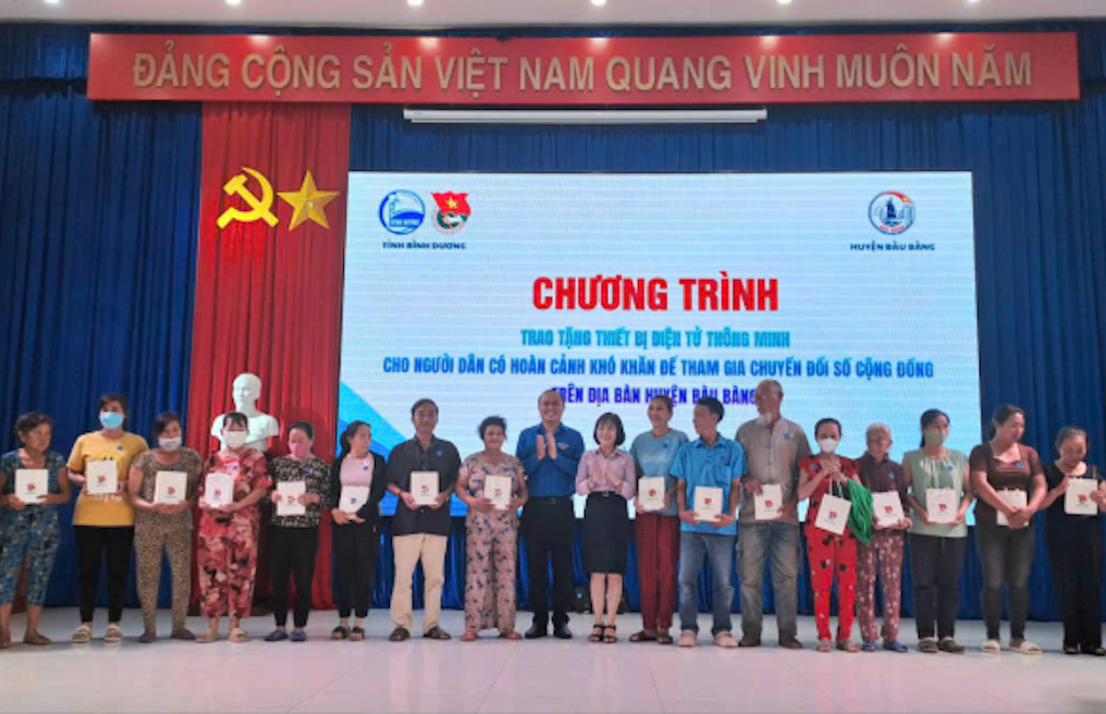 Bình Dương: Thu gom thiết bị điện tử thông minh tặng người có hoàn cảnh khó khăn