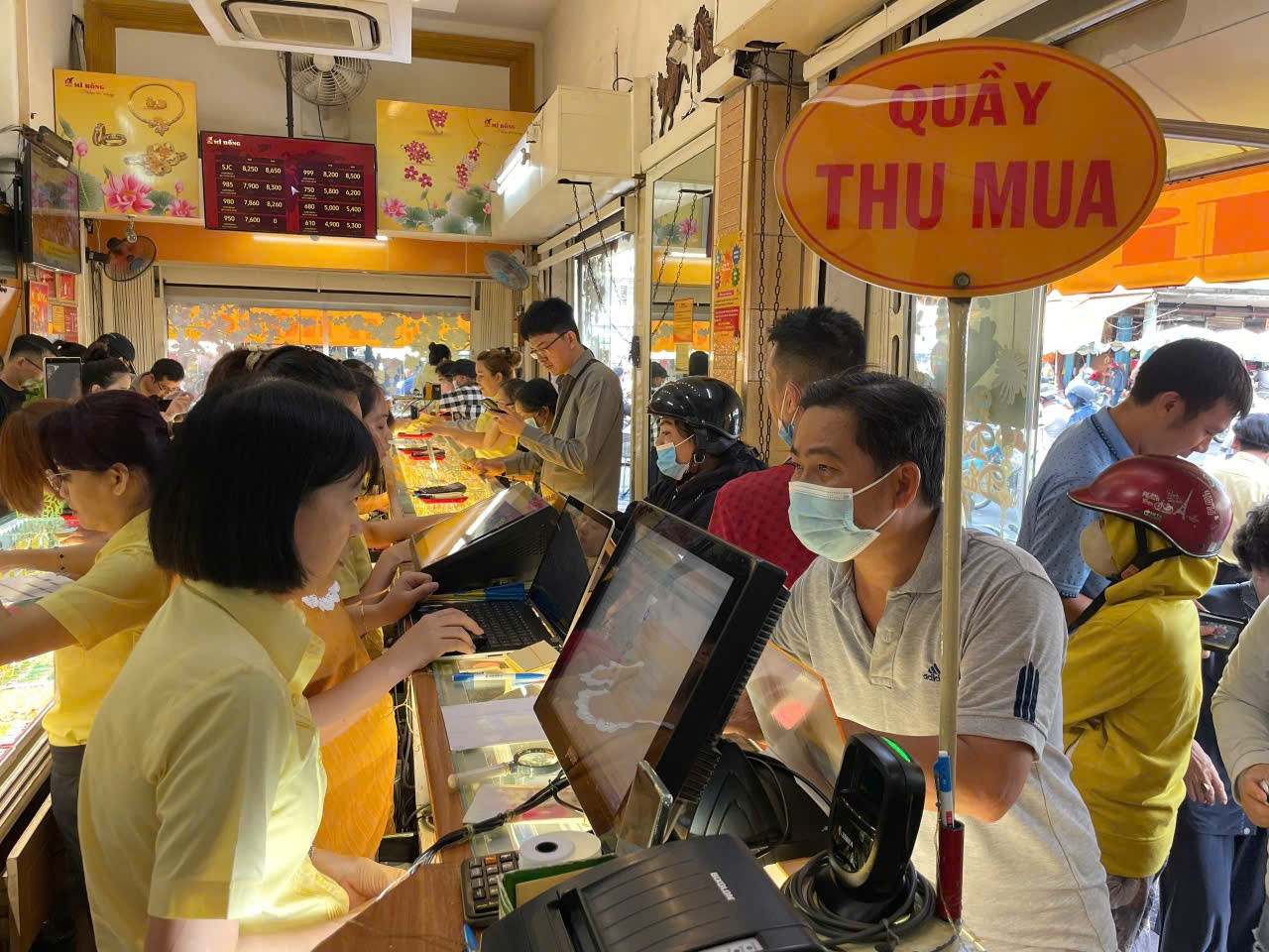 Vàng giảm gần 2 triệu đồng/lượng, người dân TPHCM phản ứng ra sao? 1 Giao dịch vàng tại Mi Hồng.jpg
