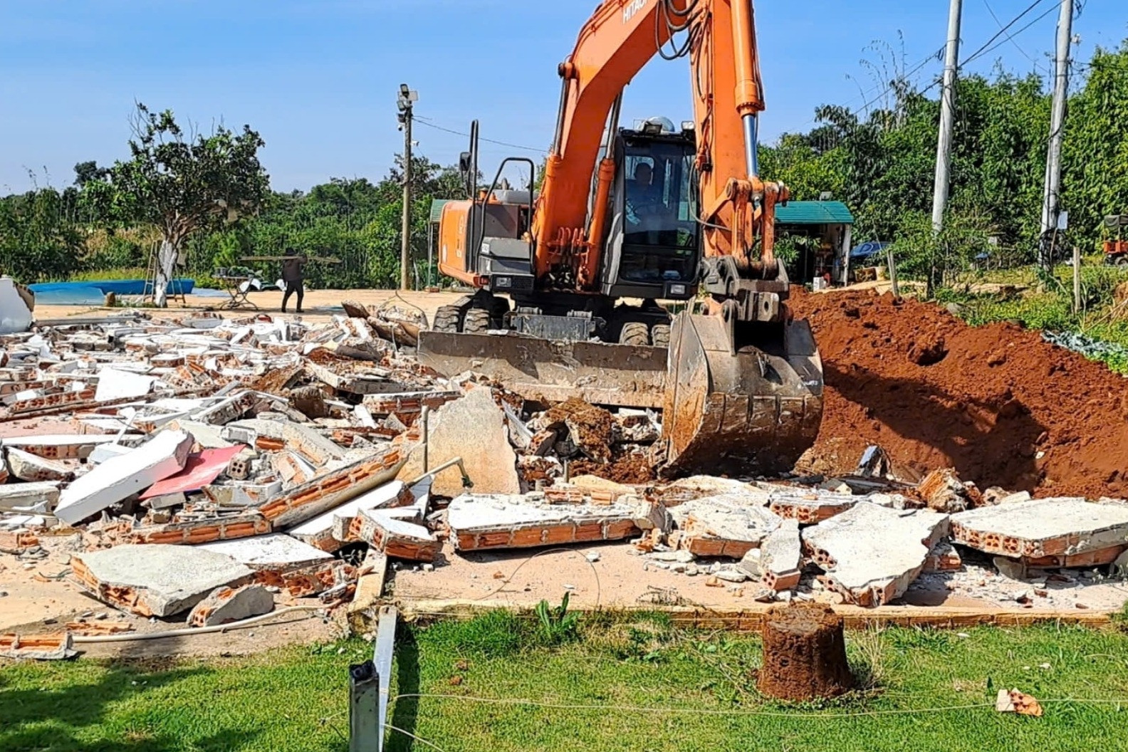 Tháo dỡ hoàn toàn công trình trái phép có đàn chó dữ ở Đắk Lắk