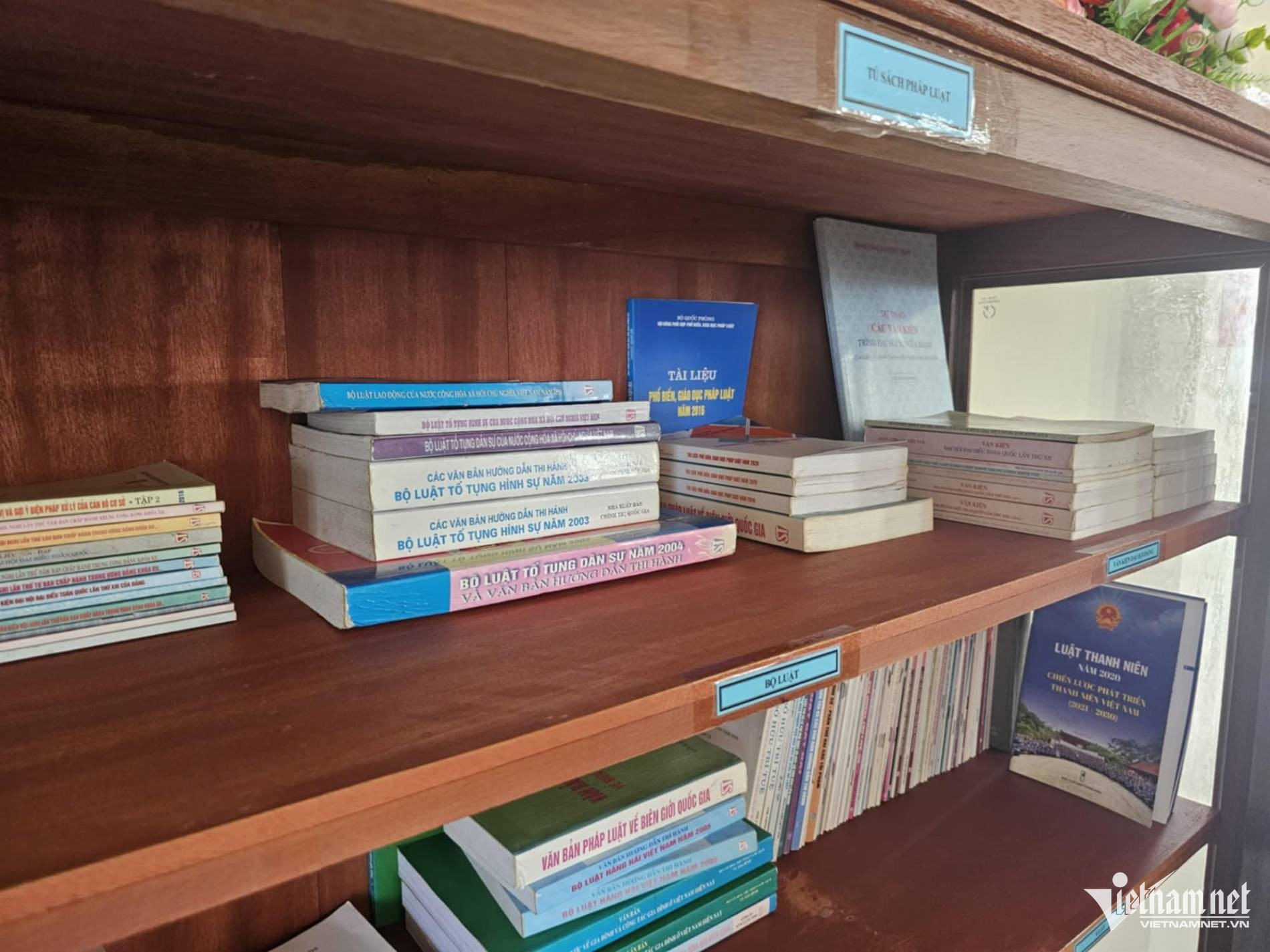W-tủ sách pháp luật.jpeg