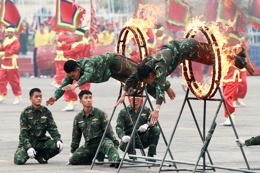 Chiến sĩ 'mình đồng da sắt' nhảy qua vòng lửa luyện tập cho Triển lãm Quốc phòng