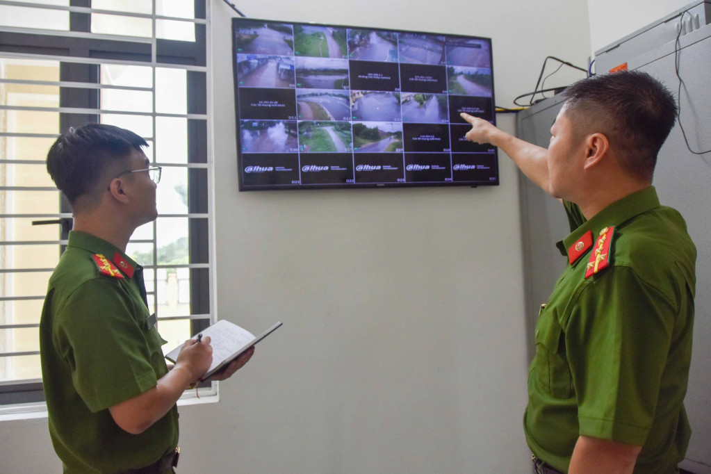 Công an xã Dực Yên vận hành mô hình camera an ninh công cộng, góp phần đảm bảo ANTT trên địa bàn