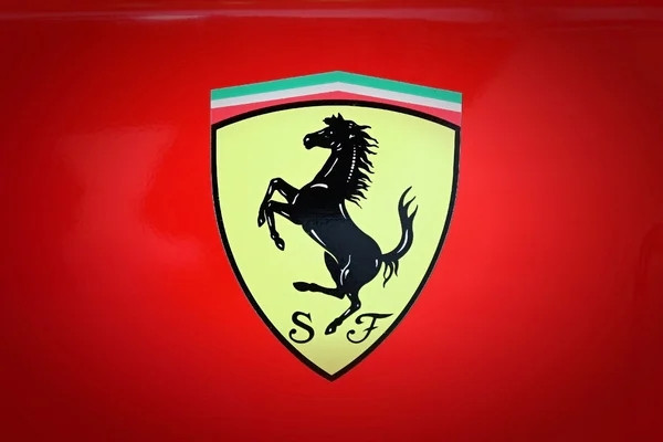 Ferrari hưởng lợi trong ngày xe Verstappen bị nổ phanh