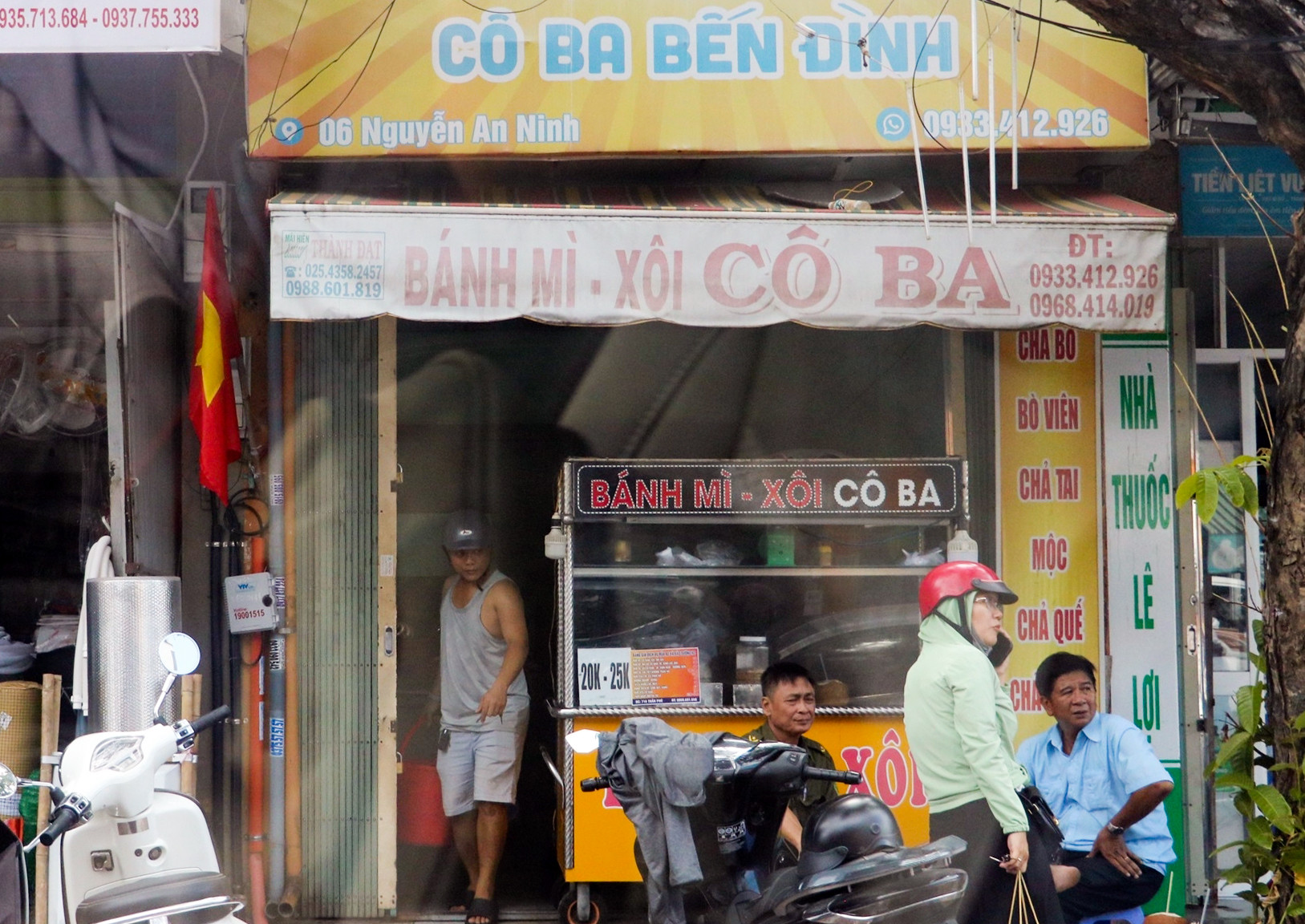 w chu tiem banh mi len tieng sau vu hang chuc nguoi nhap vien nghi ngo docjpg 94479.jpg