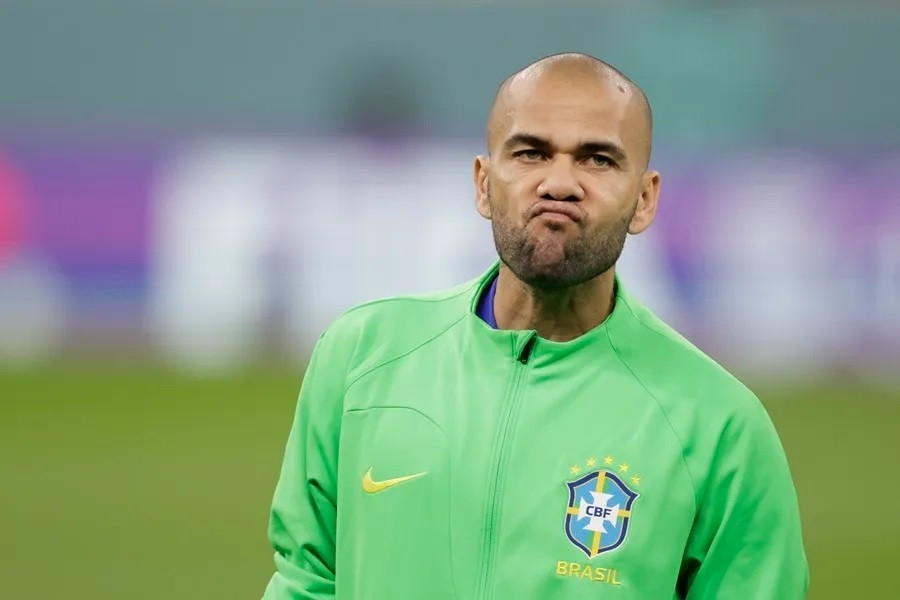 Dani Alves tay trong tay với vợ cũ sau khi ra tù