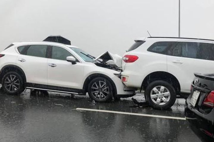 giu khoang cach voi xe truoc the nao de an toan va tranh bi phat 2.jpeg