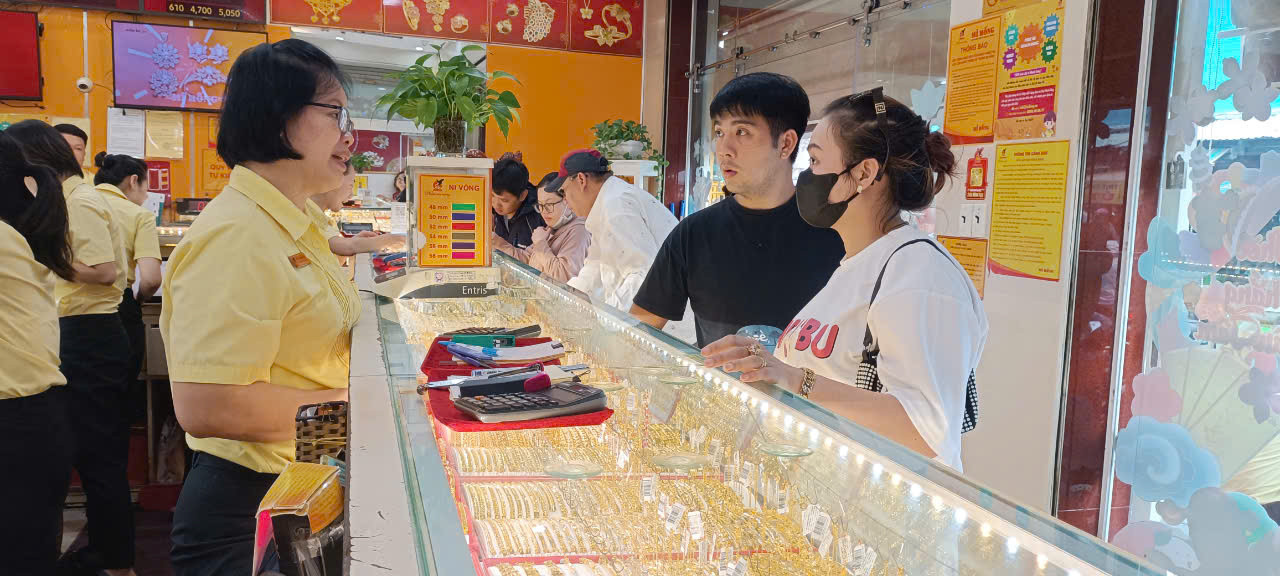 Triển vọng đầu tư vàng đến Tết nguyên đán ra sao? 1 Khách mua vàng tại Mi Hồng 1 (1).jpg