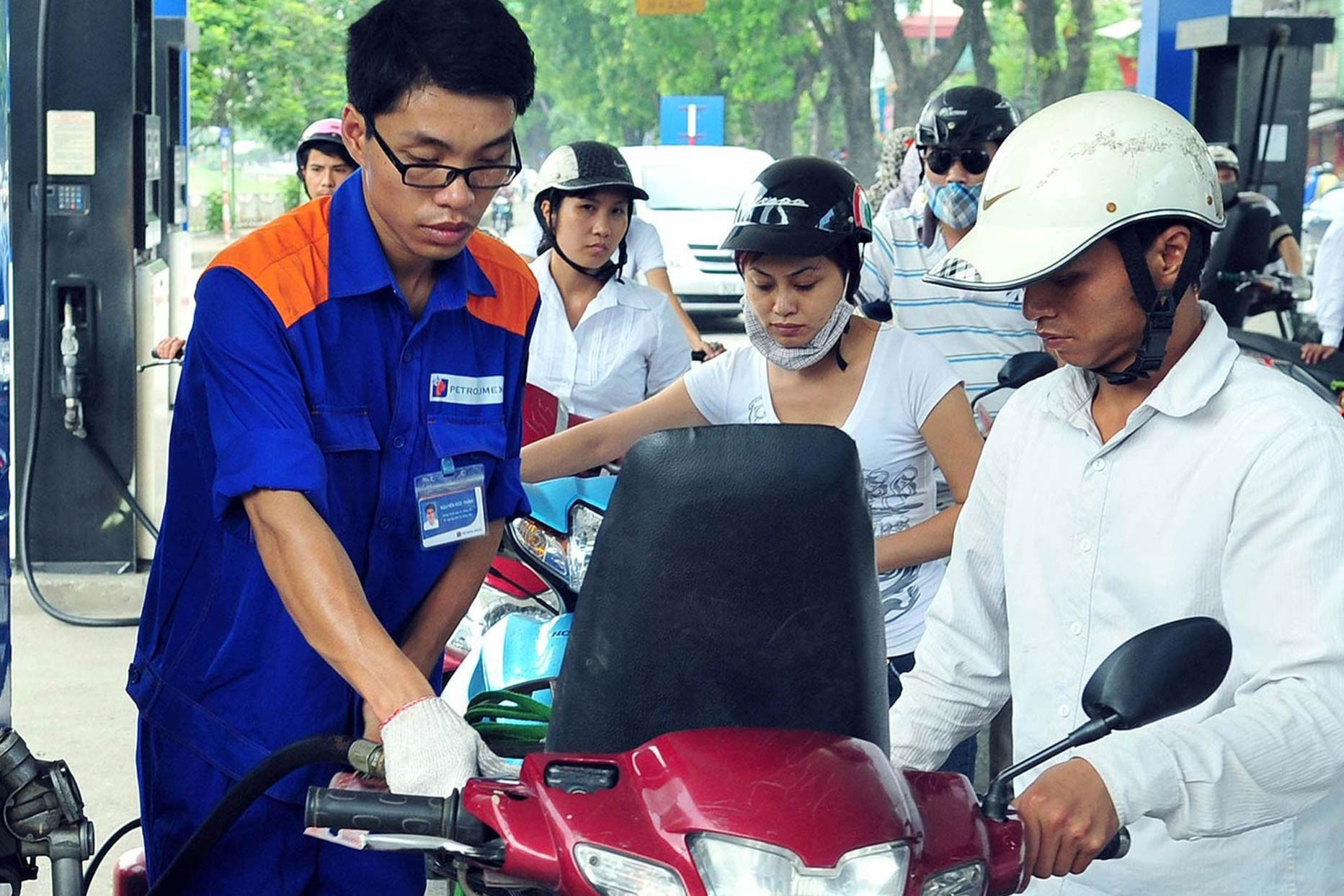 Giá xăng dầu hôm nay quay đầu tăng từ 15h, có loại lên sát 21.000 đồng/lít