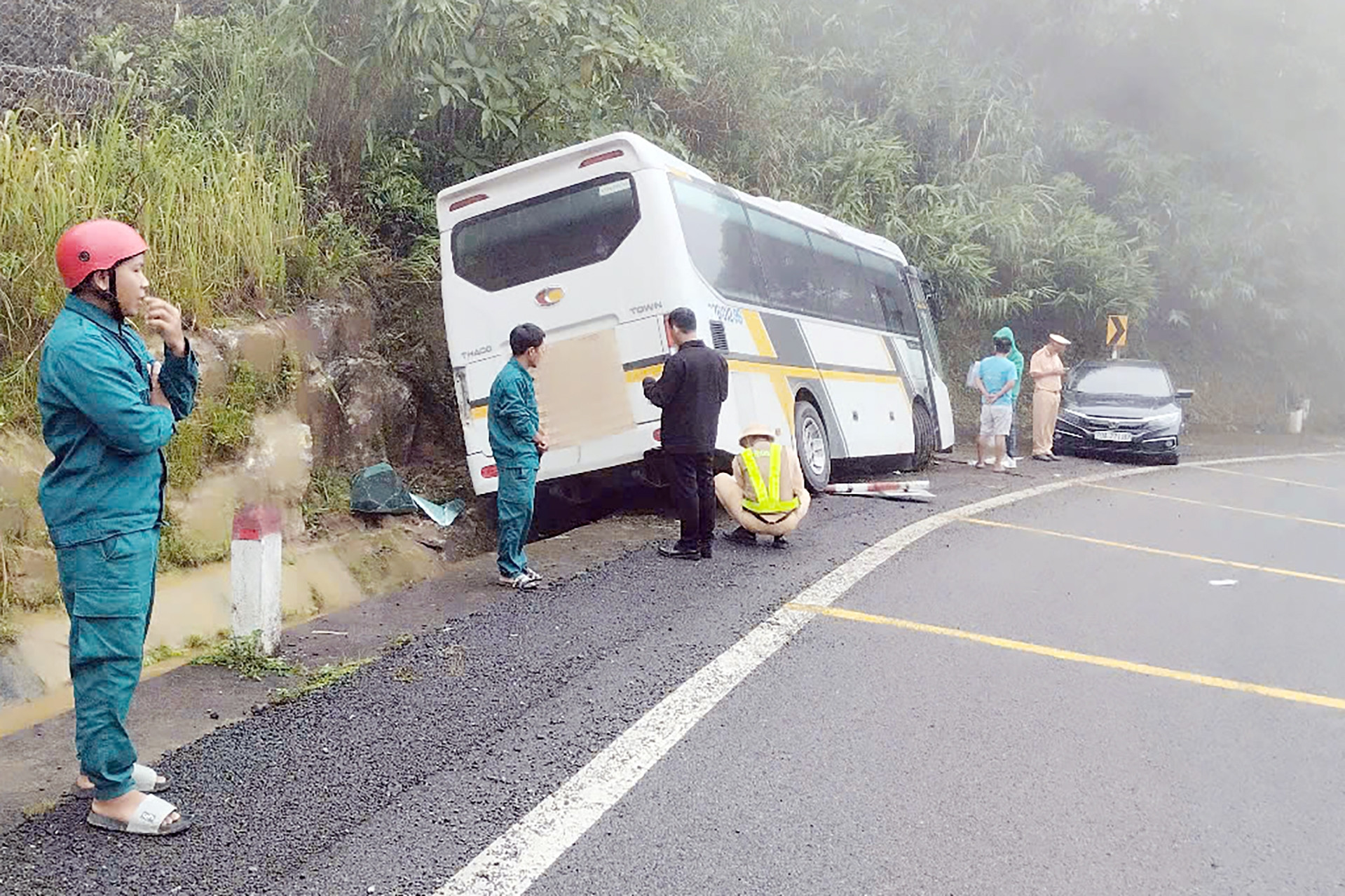 Ô tô chở khách nước ngoài lao vào vách đá, nhiều người bị thương ở Khánh Hòa