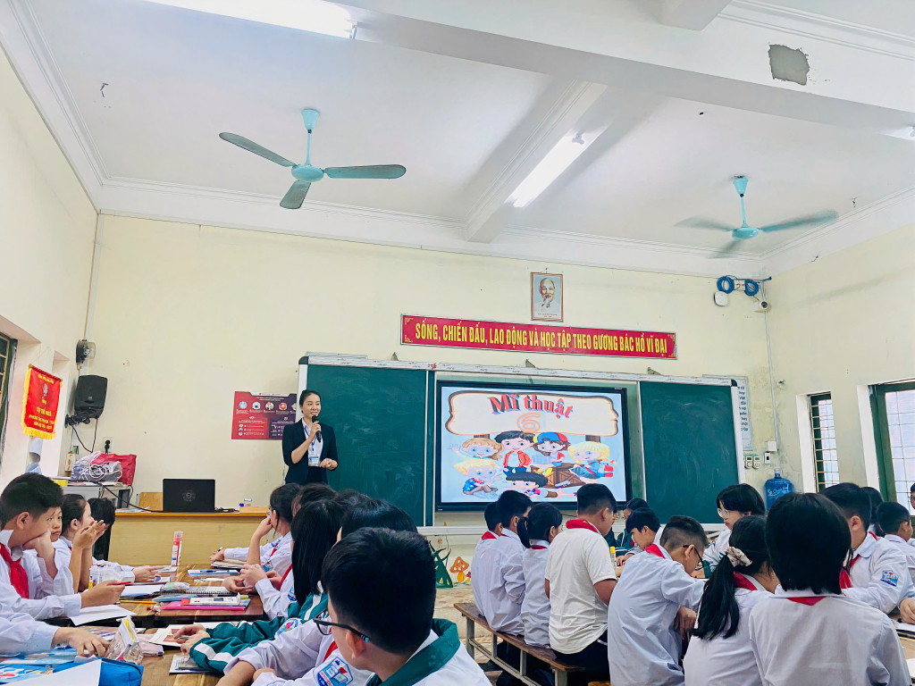 Giờ học tại phòng học thông minh của Trường THCS thị trấn Cái Rồng. Ảnh: Vân Anh