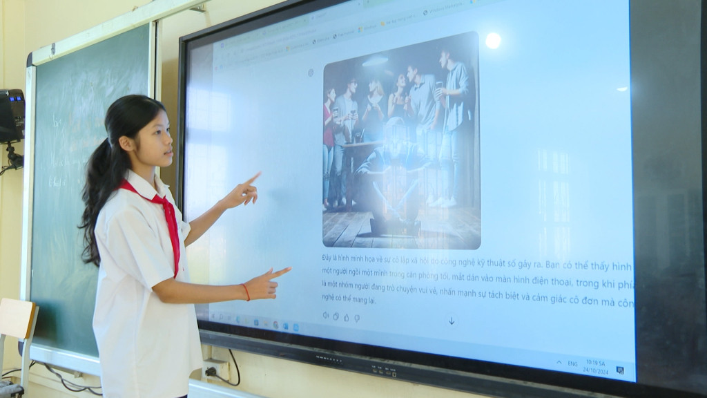 Học sinh Trường THCS Nguyễn Trãi (TP Uông Bí) làm bài tập trên bảng thông minh. Ảnh: Ngọc Trâm