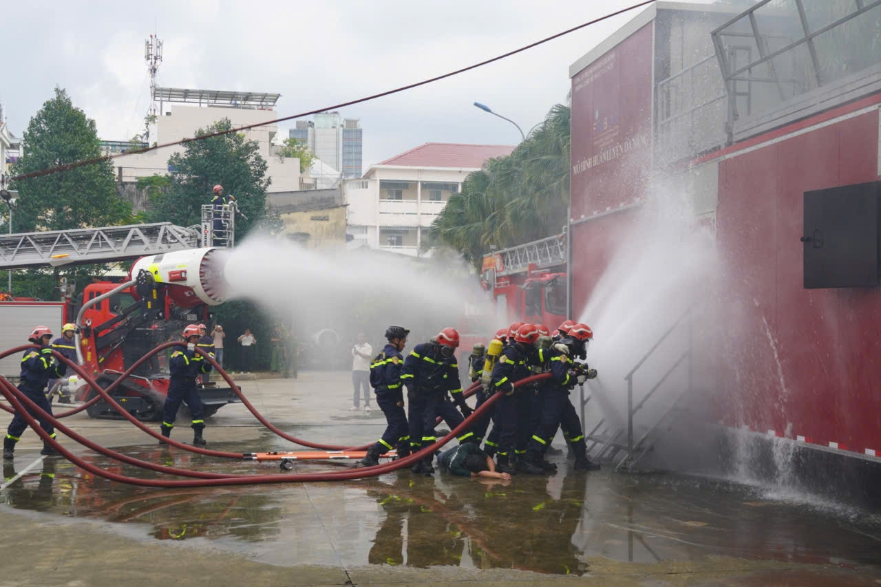 Công an TPHCM thành lập 2 tổ cảnh sát chữa cháy, cứu nạn đặc biệt tinh nhuệ